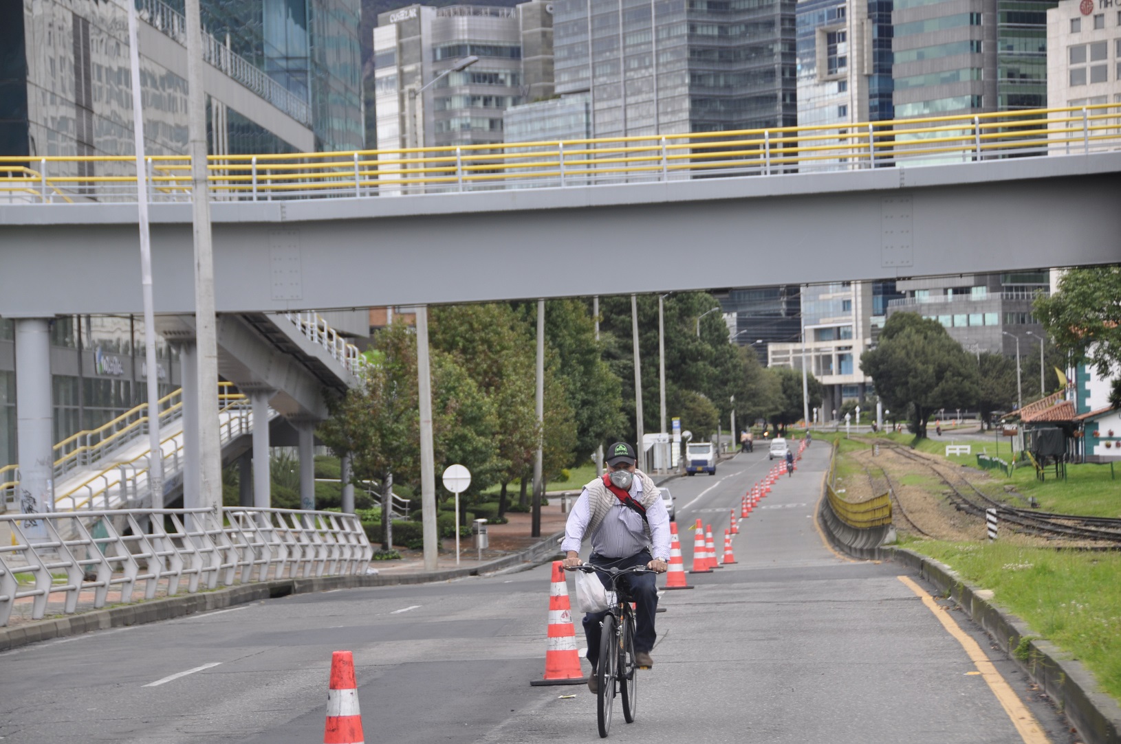 Ciclovia temporária em Bogotá, na Colômbia. Foto Carlos Felipe Pardo / Flickr