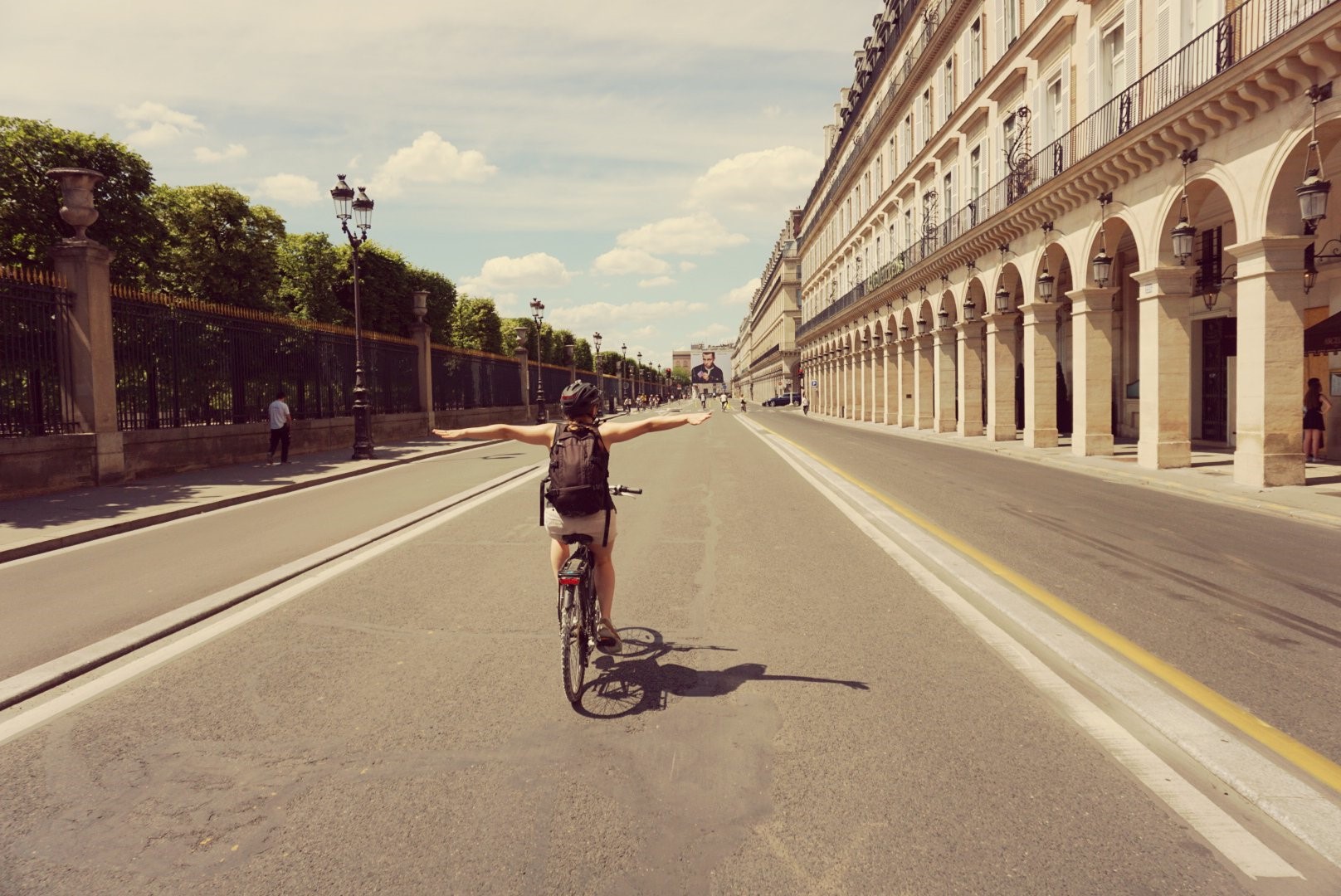 Foto B. Amann / Flickr Rue de Rivoli, em Paris, aberta apenas para bicicletas, pedestres e ônibus. Foto B. Amann / Flickr