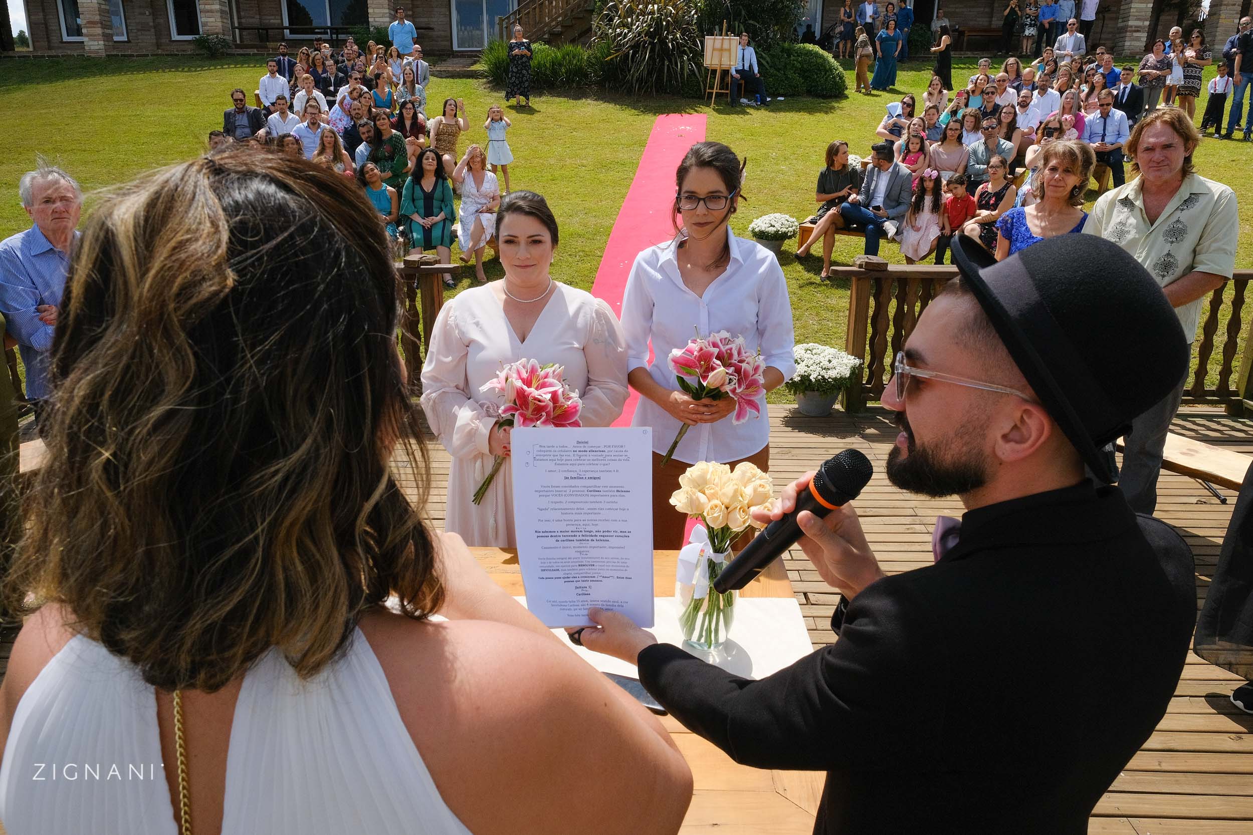 Surdas, lésbicas e mães: Clarissa, amiga surda do casal, foi a celebrante do casamento