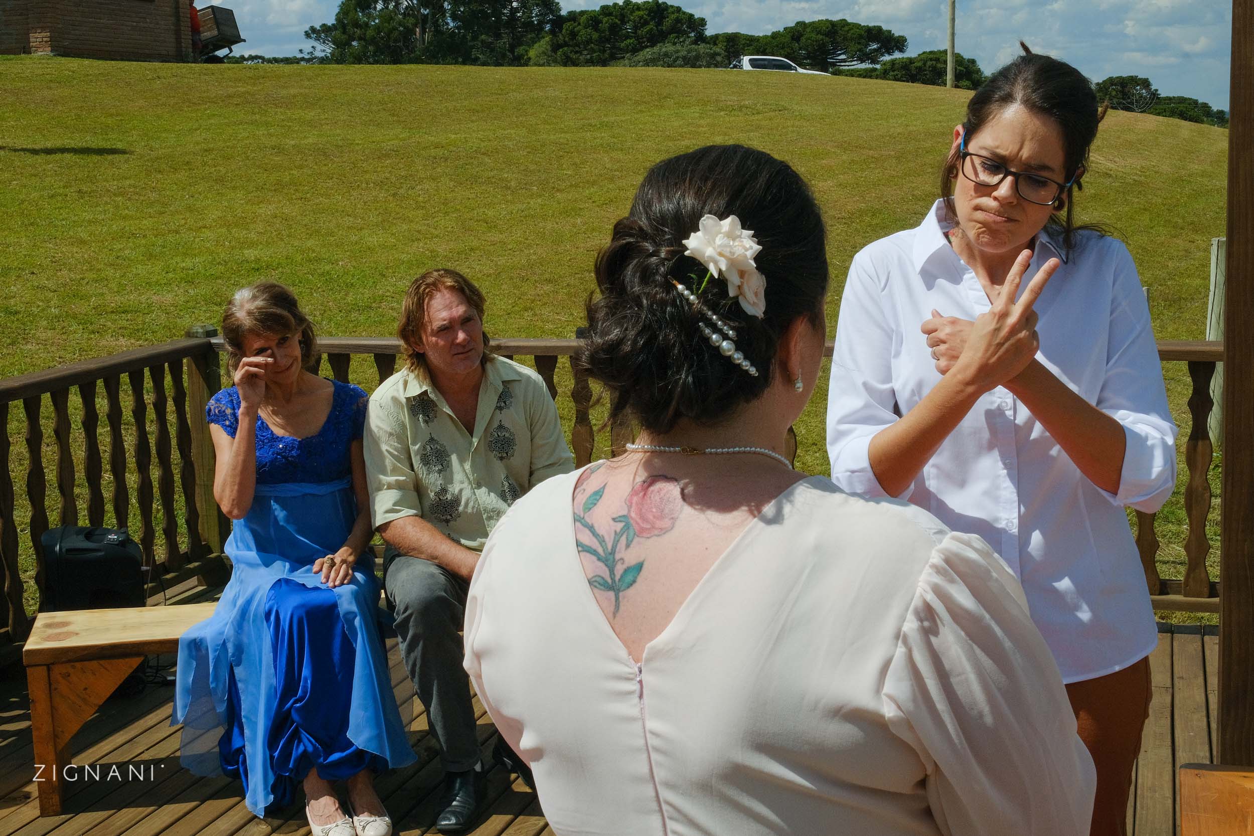 Surdas, lésbicas e mães: votos de casamento em libras fizeram muita gente se emocionar