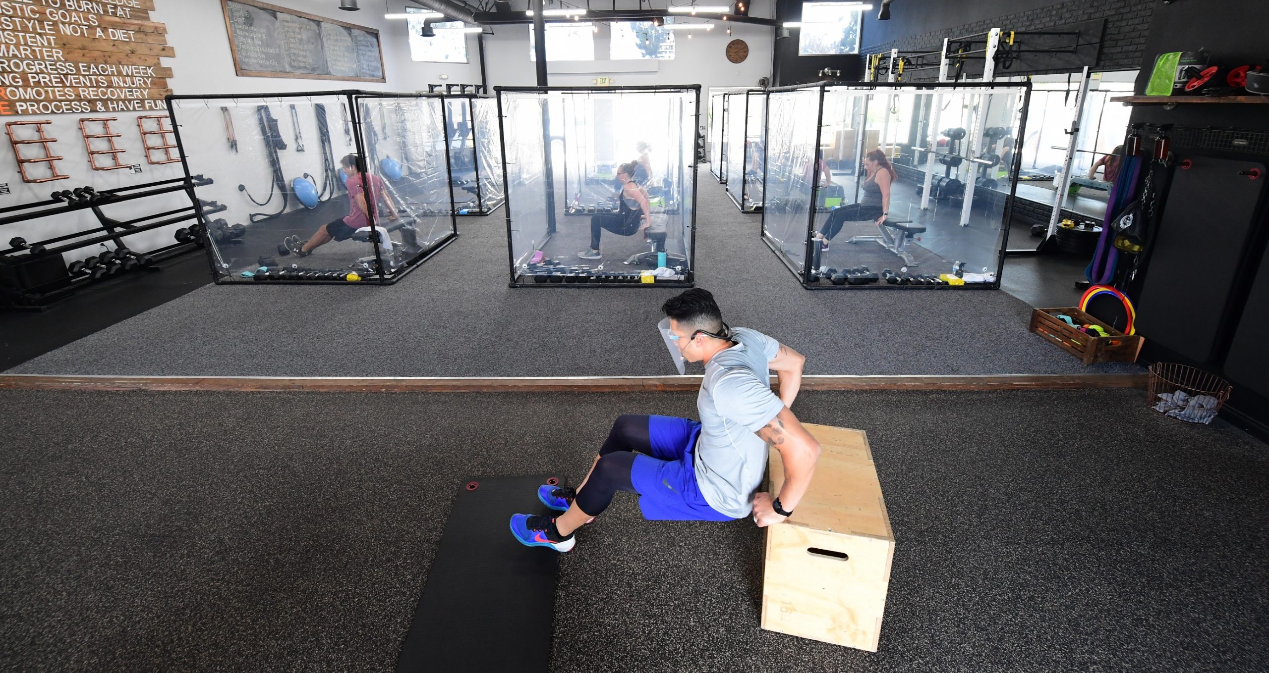 Academia de ginástica em Redondo Beach, na Califórnia: fechamento diante do aumento de casos da covid-19. Foto de Frederic J. Brown (AFP)