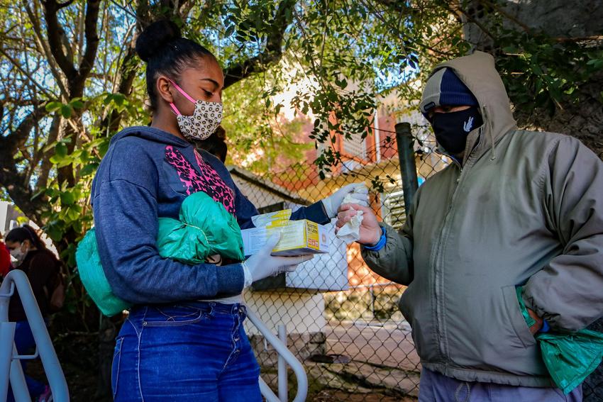 Distribuição de agasalhos e produtos de higiene em Porto Alegre: com a chegada do inverno, número de mortes e casos de covid-19 acelera na Região Sul (Foto: Alex Rocha/PMPA)