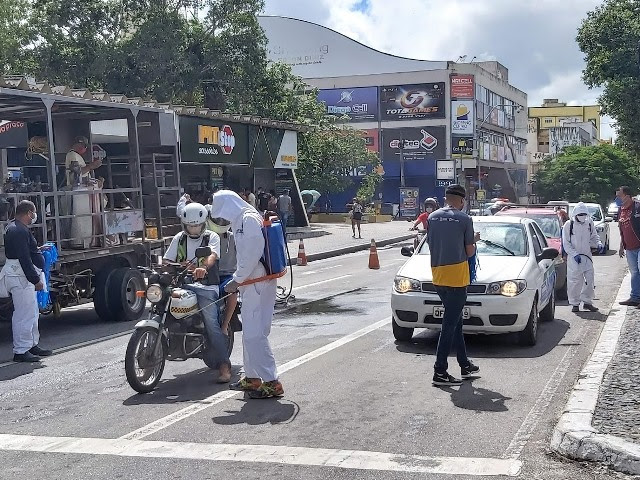 Distribuição de máscaras e higienização em Campina Grande, cidade com 400 mil habitantes no interior da Paraíba: forças de conexão mais altas do que algumas capitais (Foto: Codecom/Campina Grande)