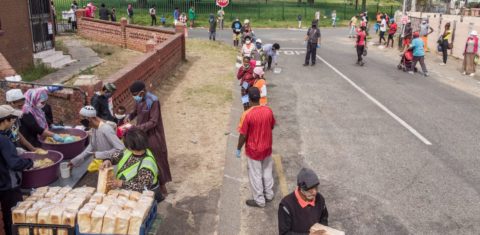 Moradores de Johannesburgo, na África do Sul, fazem fila para receber alimentos: pandemia aumenta a fome no mundo (Foto: Marco Longari/AFP)