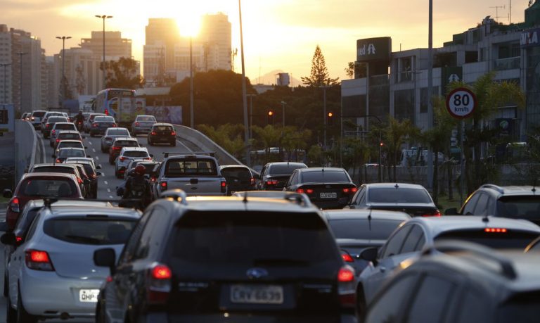 Carros atravancados no Rio de Janeiro: cenário cada vez mais inviável e venenoso em diversos aspectos. Foto Fernando Frazão/Agência Brasil