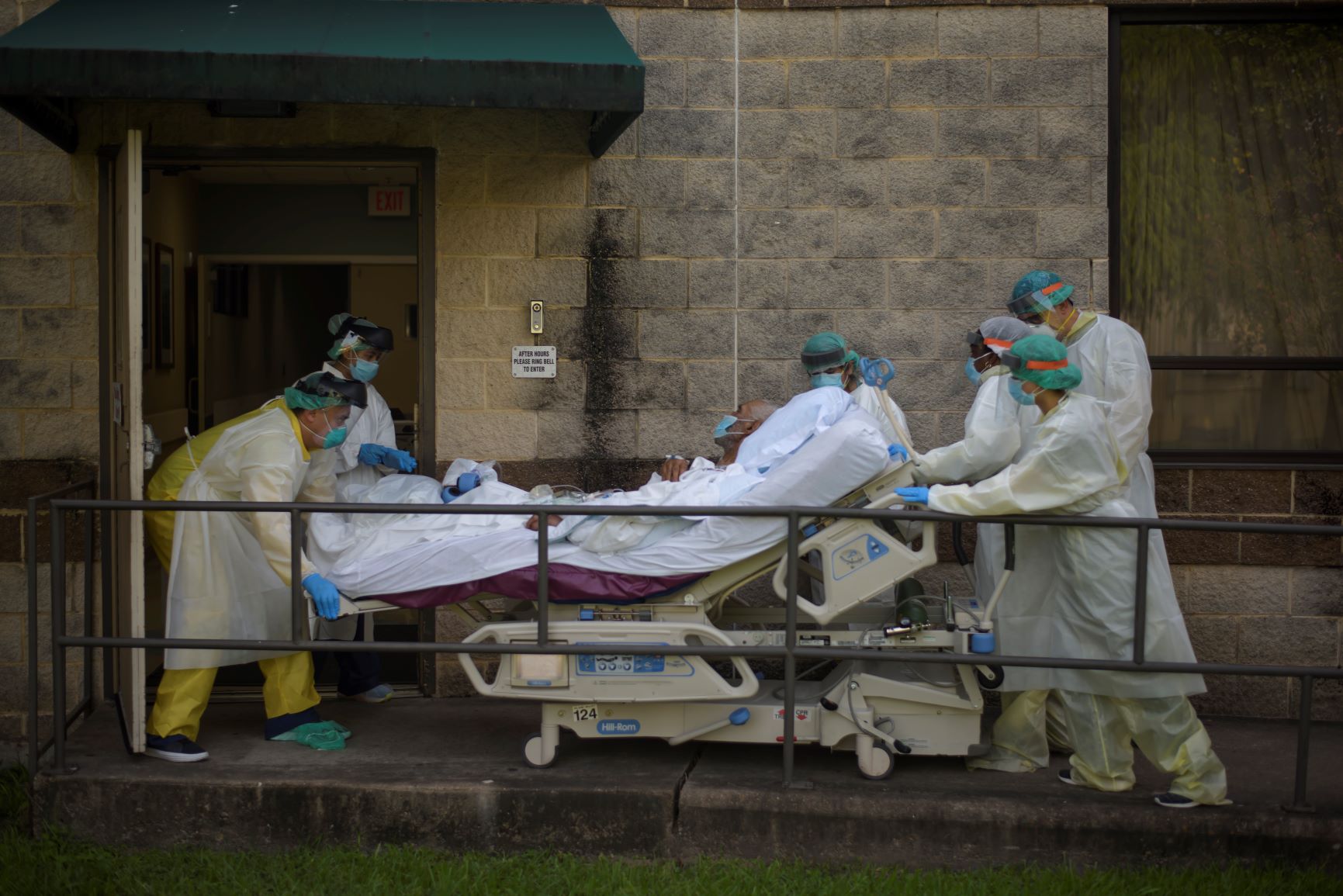 Profissionais de saúde transferem paciente de covid-19 para outra ala pelo lado de fora de hospital em Houston: número de pessoas internadas mais do que triplicou no Texas e muitos hospitais do estado já estão se aproximando da capacidade máxima (Mike Felix/AFP)