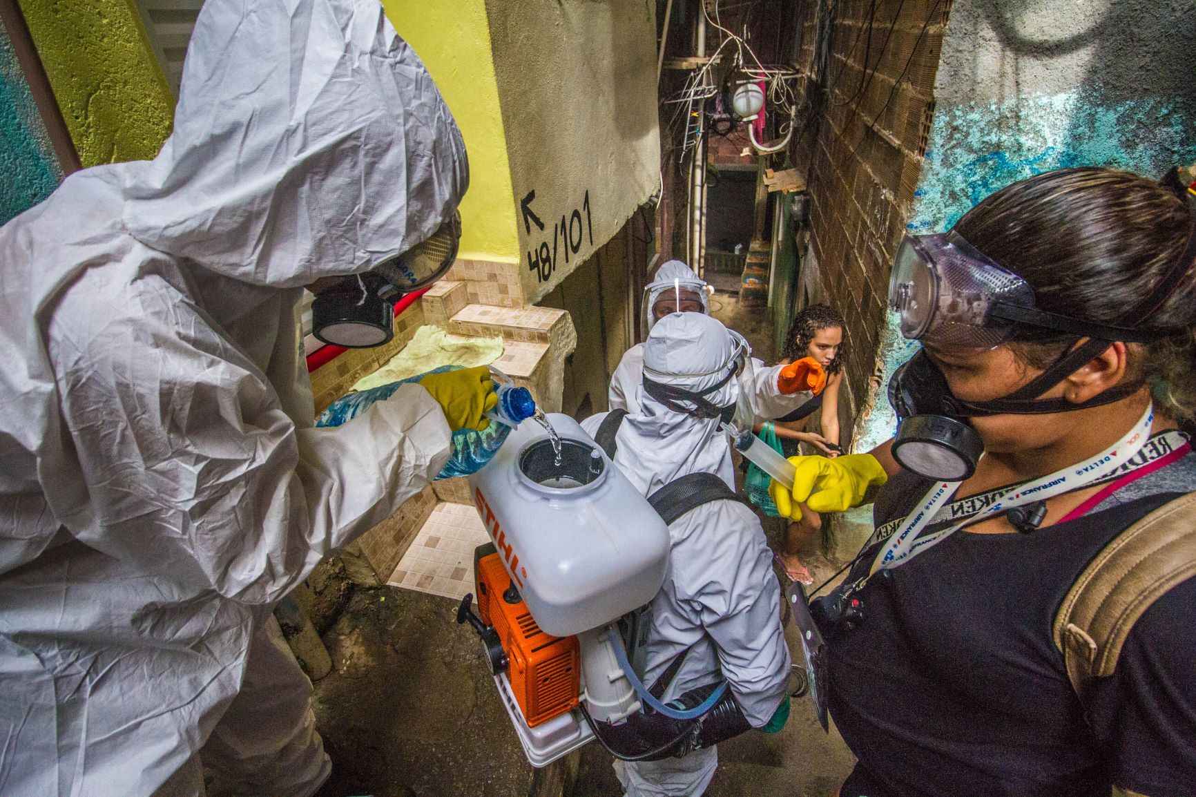 Grupo de voluntários em ladeira no Santa Marta: perna, braço e fôlego para sanitizar o morro (Foto: Ellan Lustosa)
