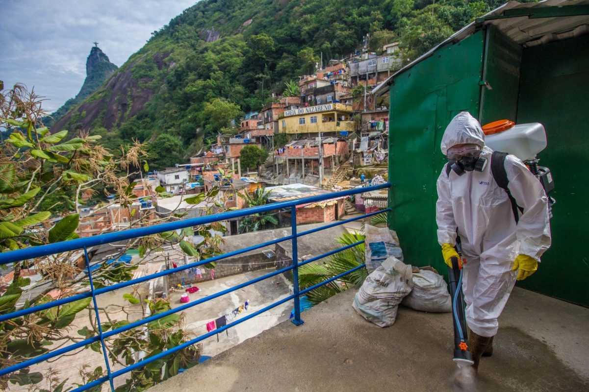 Caça Corona em ação de sanitização no alto do Santa Marta: convites para desinfetar condomínios e prédios pequenos (Foto: Ellan Lustosa)