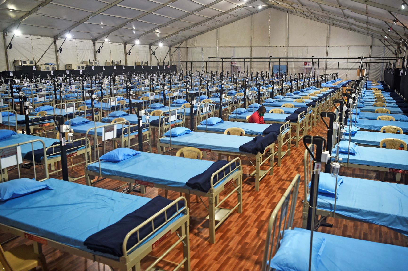 Hospital de campanha montado em hipódromo de Mumbai, cidade de 13 milhões de habitantes, antes de sua abertura na terça (7/7): unidades de saúde das megalópolis da Índia enfrentam colapso com avanço da pandemia (Foto: Punit Paranjpe/AFP)