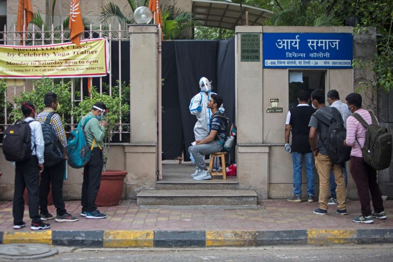 Indianos fazem fila para teste para identificar coronavírus: Índia, segundo país mais populoso do mundo, passa dos 700 mil casos e 20 mil mortes (Foto: Xavier Galiana/AFP)