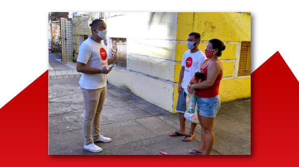 Educador Maykson orienta Millene Silva, mãe de um dos alunos do Coletivo Jovem, Fadson