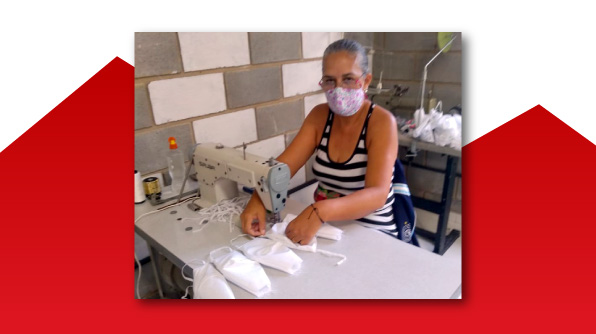 Costureira Sirlei de Paula ajuda na confecção de máscaras
