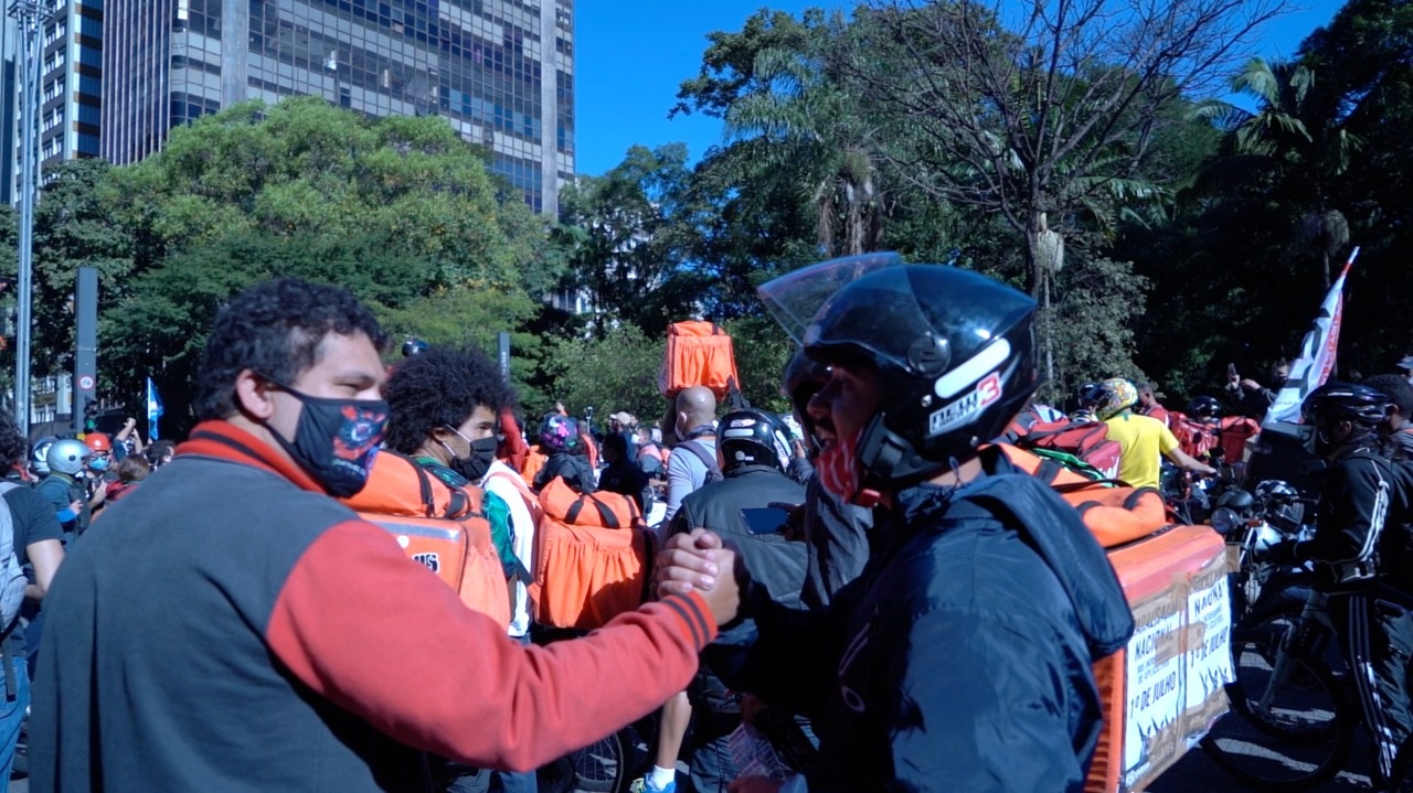 Foto Renato Maretti Nas ruas, com outros entregadores, Paulo Lima diz que tem vivido de contratos temporários de motoboy. Foto Renato Maretti