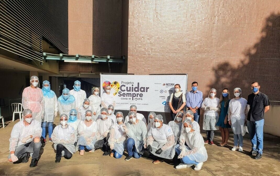 Equipe de professores e alunos da Faculdade de Enfermagem: testagem de vulneráveis começou por catadores (Foto: Divulgação/UFG)