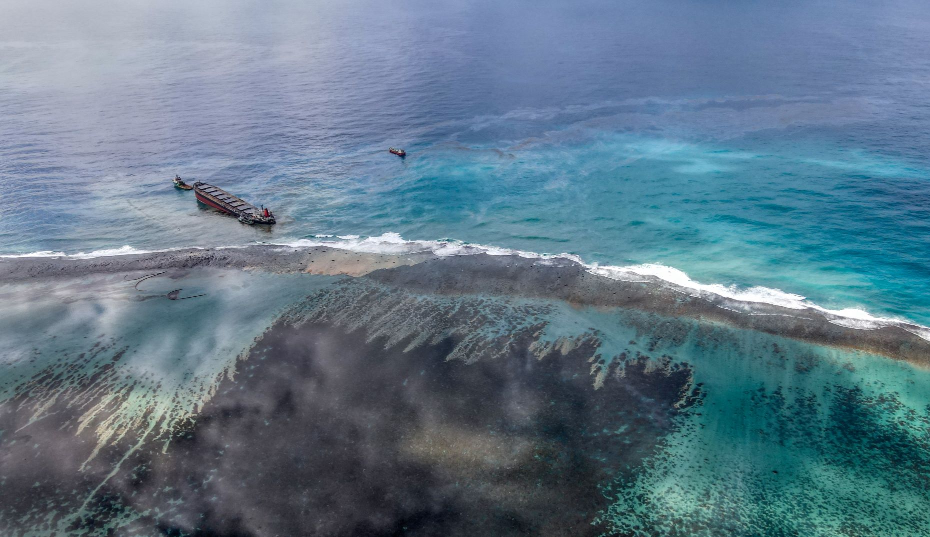 O MV Wakashio encalhado em recifes de coral: mais de mil toneladas de óleo derramados em paraíso tropical (Beekash Roopun /L'Express Maurice/AFP)