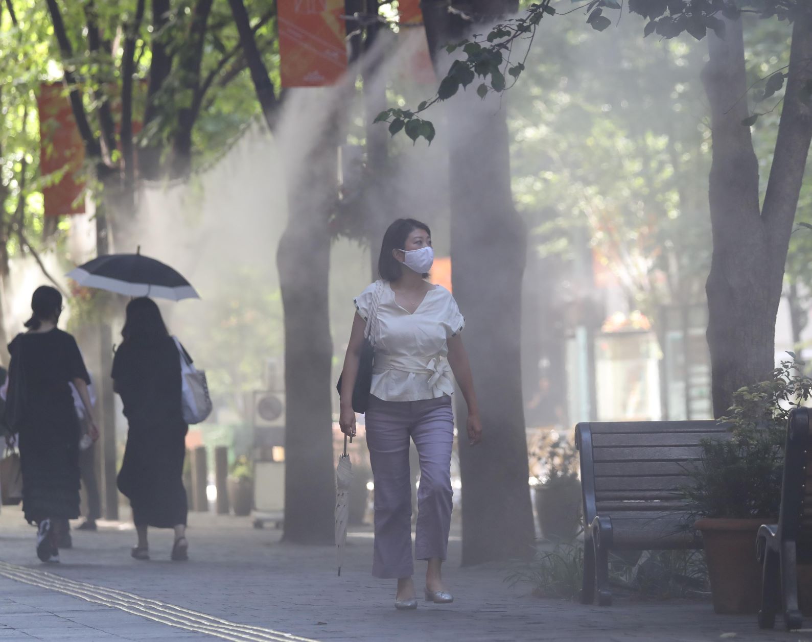 Névoa de água para refrescar pedestres em Tóquio: capital japonesa sofre com onda de calor e temperaturas perto dos 40 graus (Foto: Mitsuru Tamura/The Yomiuri Shimbun/AFP)