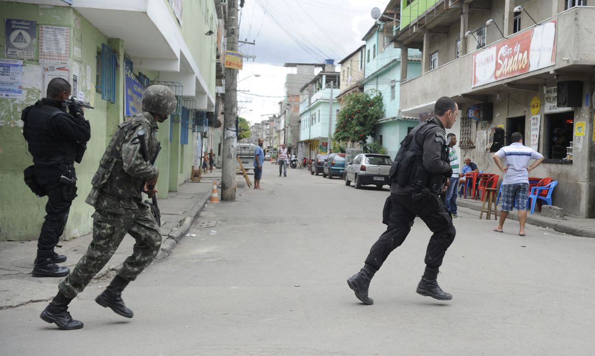 Policiais e militares em ação no Complexo de Favelas da Maré: letalidade nas ações policiais caem após decisão do STF (Tomaz Silva/Agência Brasil)