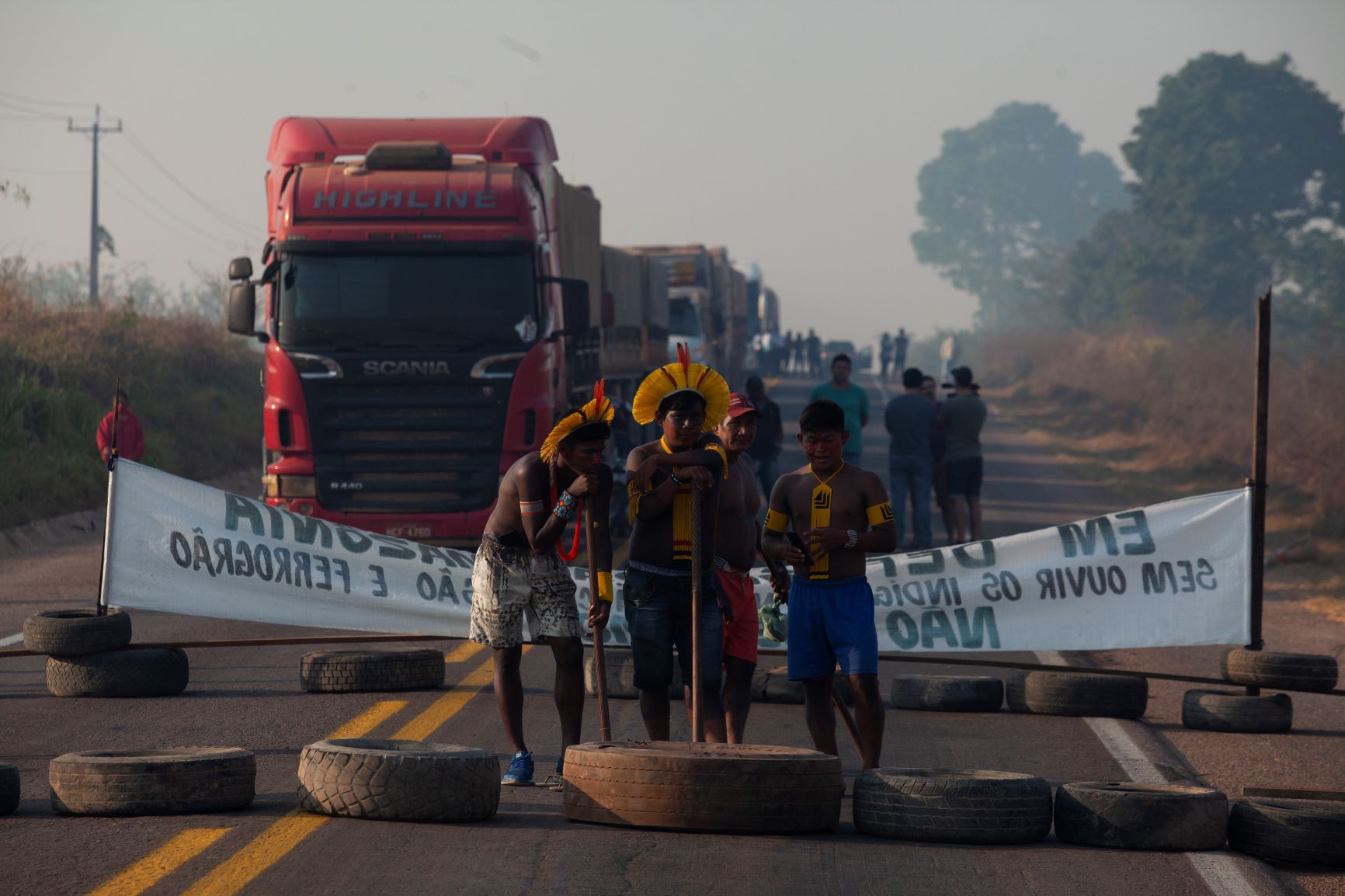 Indígenas fecham BR-163 sob fumaça das queimadas: protesto contra invasão de terras e falta de assistência para enfrentar covid-19 (Foto: Ernesto Carriço/NurPhoto/AFP)
