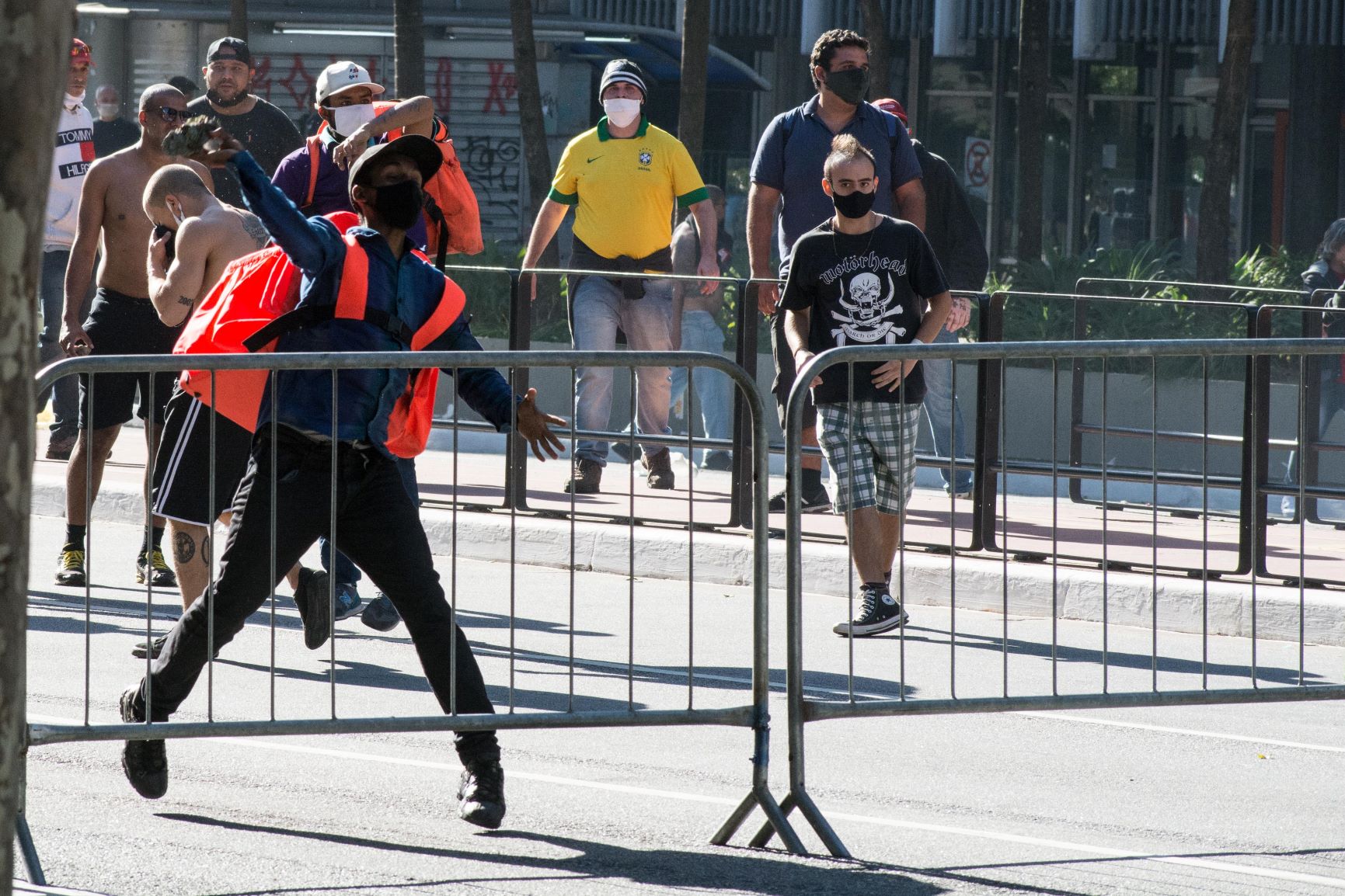 Entregador atira pedra na polícia durante ato em São Paulo: protesto de quem está em risco permanente (Foto: André Ribeiro)