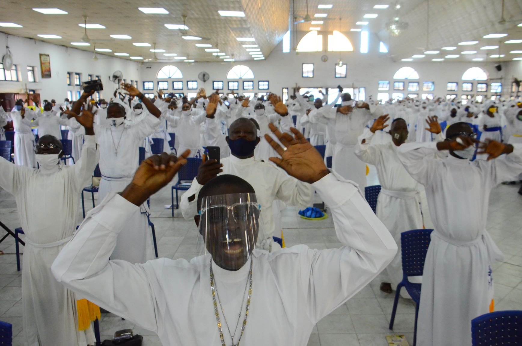 Fiéis, com máscaras, em culto da Igreja Celestial de Cristo, em Lagos, Arch Diocese National Headquarter Makoko, Lagos, capital da Nigéria: país com segundo maior número de casos na África liberou funcionamento de templos após cinco meses (Foto: Olukayode Jaiyeola/NurPhoto/AFP)
