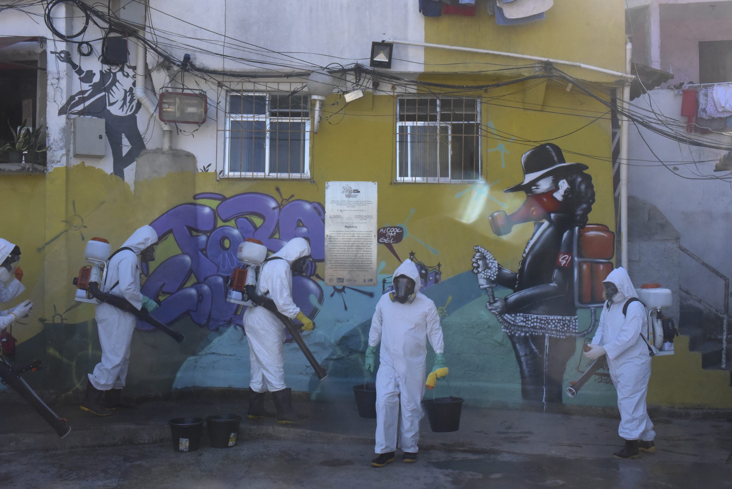 Voluntários higienizam as ruas da favela Santa Marta, no Rio de Janeiro. Foto Fábio Teixeira/NurPhoto
