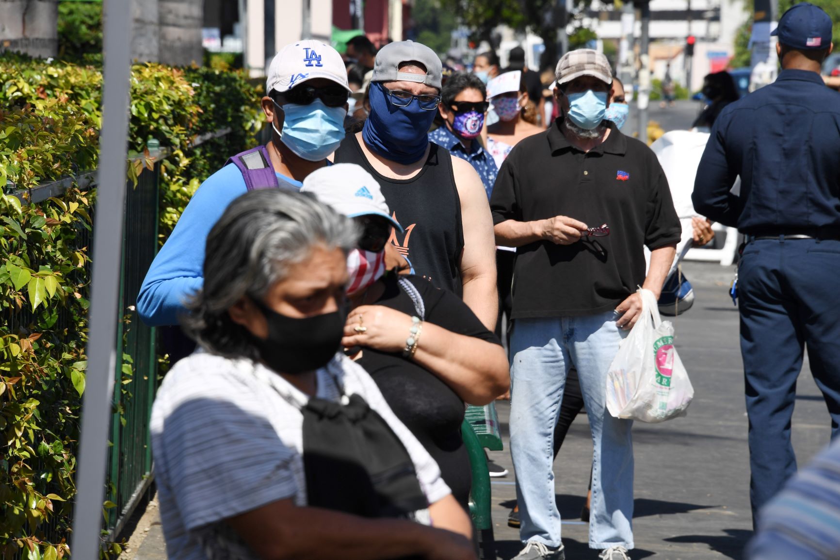 Fila para realização de testes para a covid-19 em Los Angeles: orientações desencontradas do CDC sobre testagem são alvo de críticas dos especialistas em saúde pública (Foto: Robyn Beck)