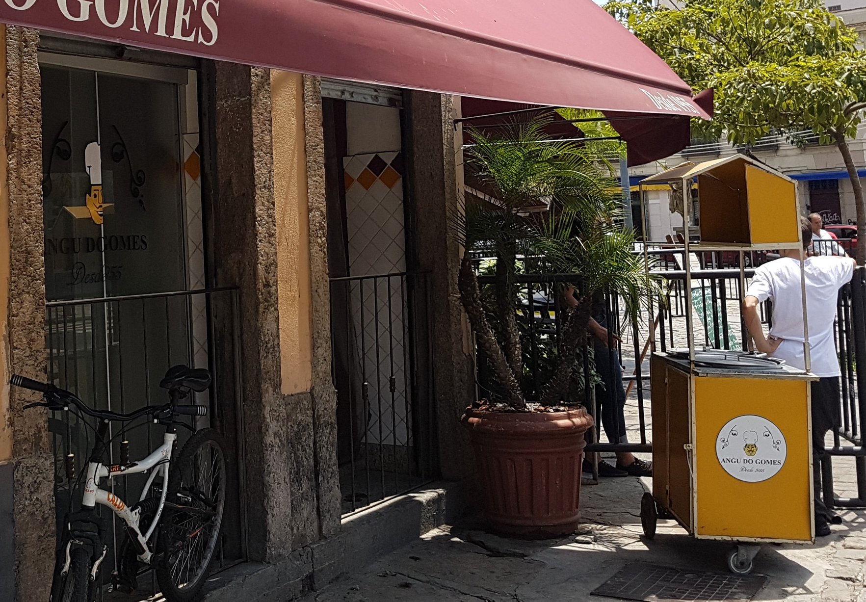 A antiga barraquinha do Angu do Gomes na porta do restaurante no Largo da Prainha: febre na cidade 50 anos atrás (Foto: Oscar Valporto)