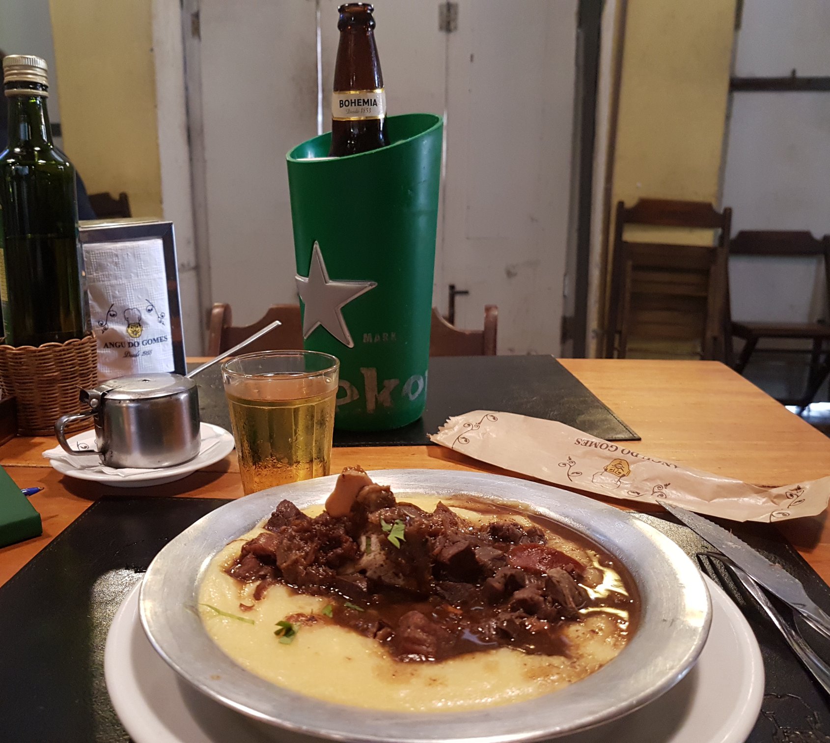 Polenta e miúdos bovinos com linguiça: receita clássica africana, popularizada por comerciante português, resiste na gastronomia carioca (Foto: Oscar Valporto)