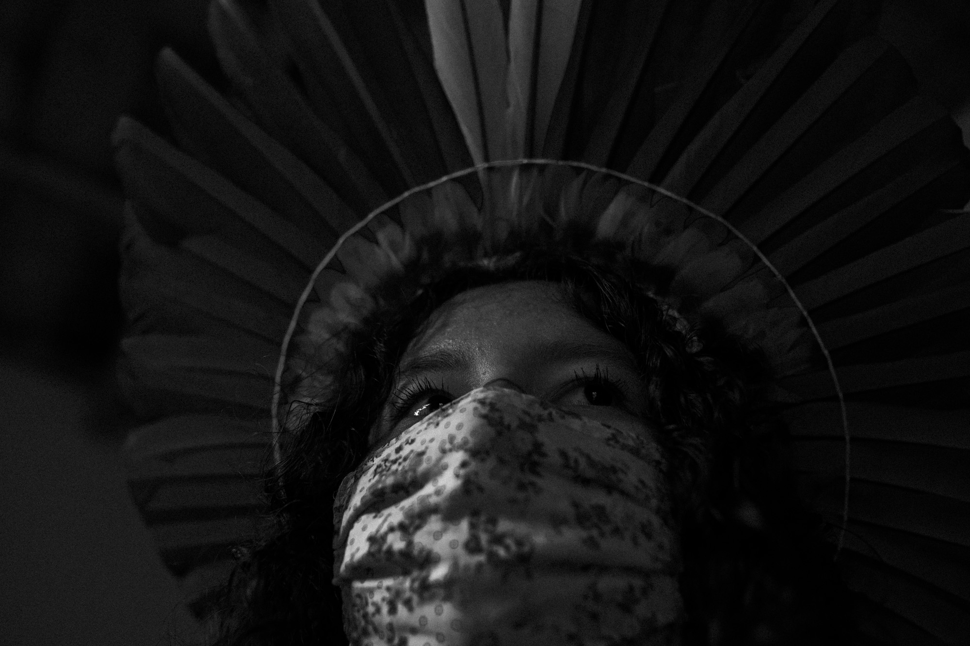 Hym’ba Sateré Mawé, da Associação de Mulheres Artesãs Sateré-Mawé, confecciona máscaras em Manaus: indígenas em áreas urbanas sem apoio (Foto: Raphael Alves/Ensaio Insulae/Amazônia Real)