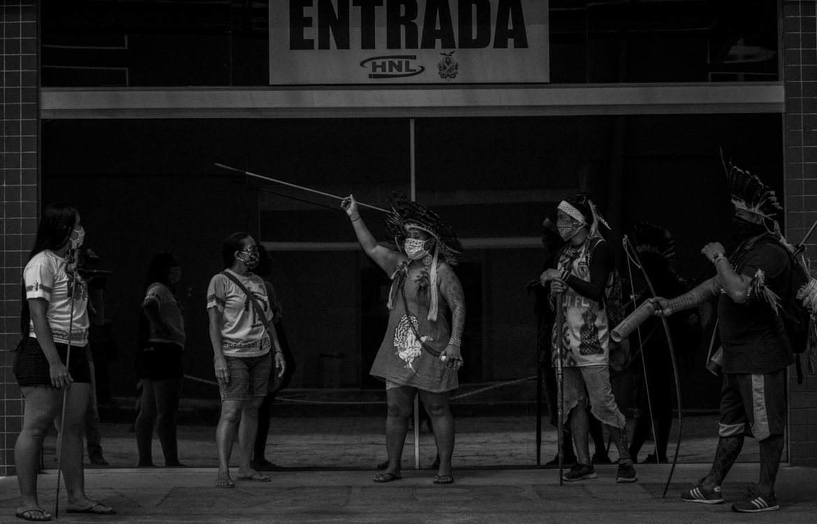 Protesto de indígenas em frente à hospital em Manaus: falta de ações preventivas para barrar avança da covid-19 em aldeias e comunidades (Foto: Raphael Alves/Ensaio Insulae/Amazônia Real)