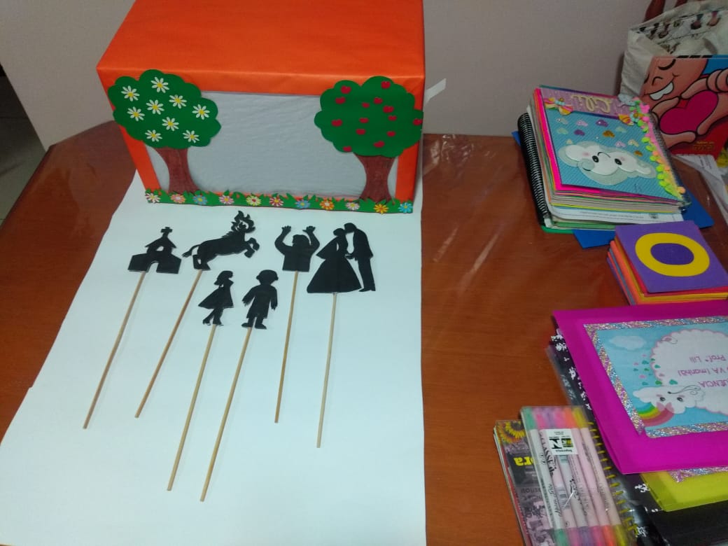 Professora Lili produz personagens com papel e palito