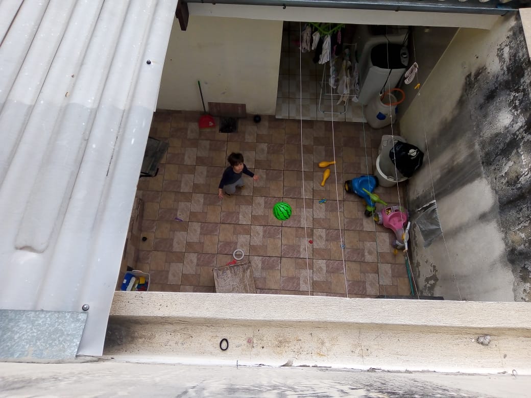 O pequeno Tales, de 5 anos, brinca sozinho em casa: meses de isolamento total para preservar avó (Foto: Arquivo pessoal)