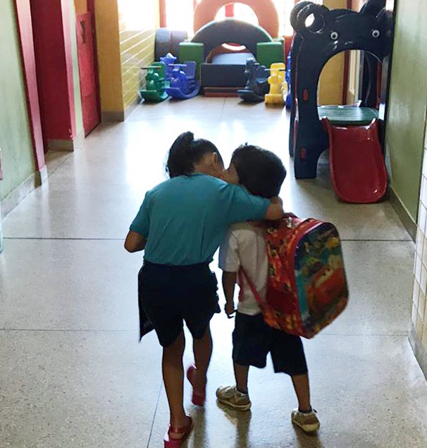 Raul com a irmã na escola de educação infantil em Belo Horizonte antes da pandemia: saudade da aulas (Foto: Arquivo Pessoal)