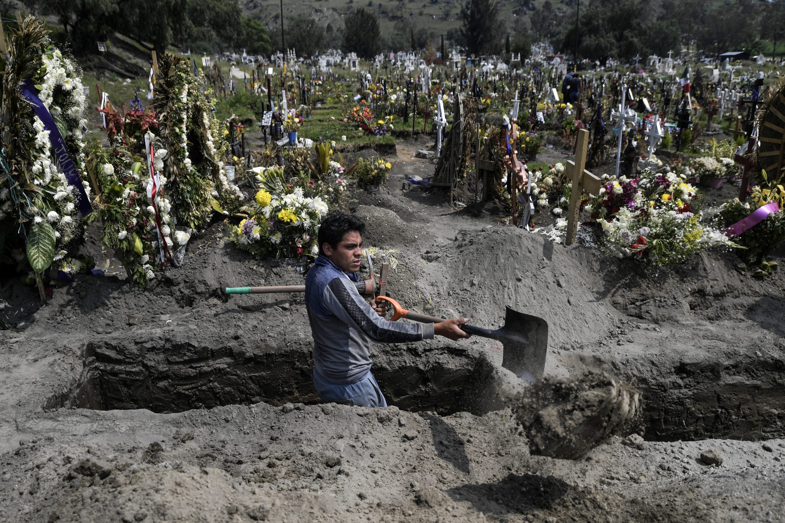 Foto Pedro Pardo/AFP Um coveiro trabalha no cemitério San Miguel Xico em Valle de Chalco, estado do México. Foto Pedro Pardo/AFP