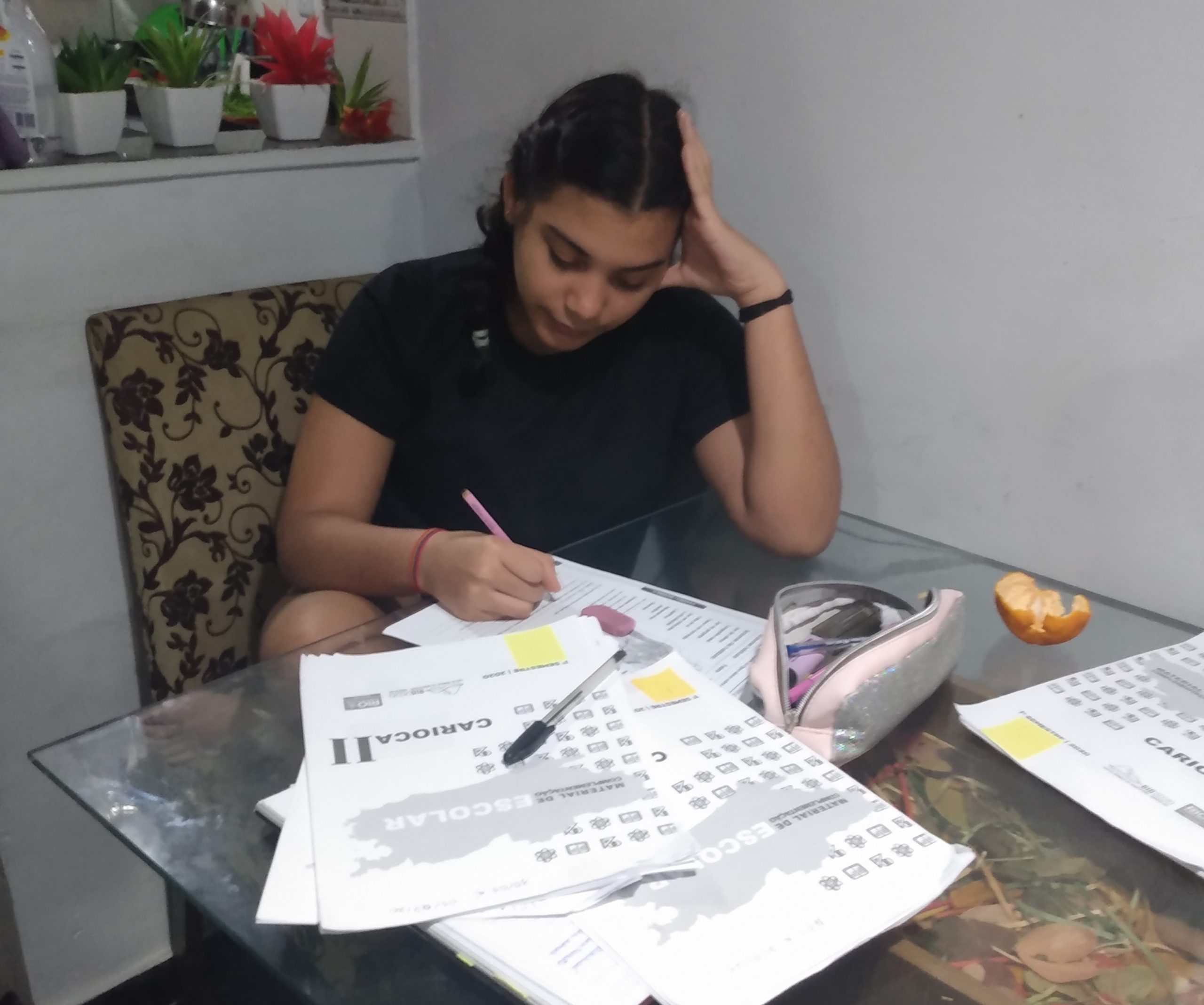 Educação a distância na Maré: Ayla estuda com as apostilas que imprimiu em casa. Foto de Elaine Lopes