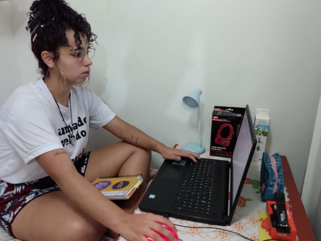 Educação a distância na Maré: Daniele, dando aula via computador: "O ensino remoto é algo novo e, por isso, tem muitas falhas, tanto por parte dos governos quanto do sistema educacional". Foto de Matheus Luiz Chagas