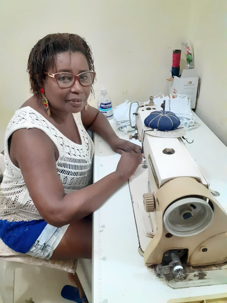 Trabalhadoras negras da Maré: Gina, costureira que se reinventa com as vendas online do Bazar da Malluh. Foto do arquivo pessoal