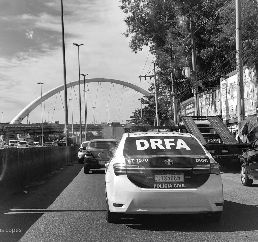Carros da polícia estacionados na Avenida Brasil, na altura da Baixa do Sapateiro, antes do início da operação. Foto Douglas Lopes/Maré de Notícias