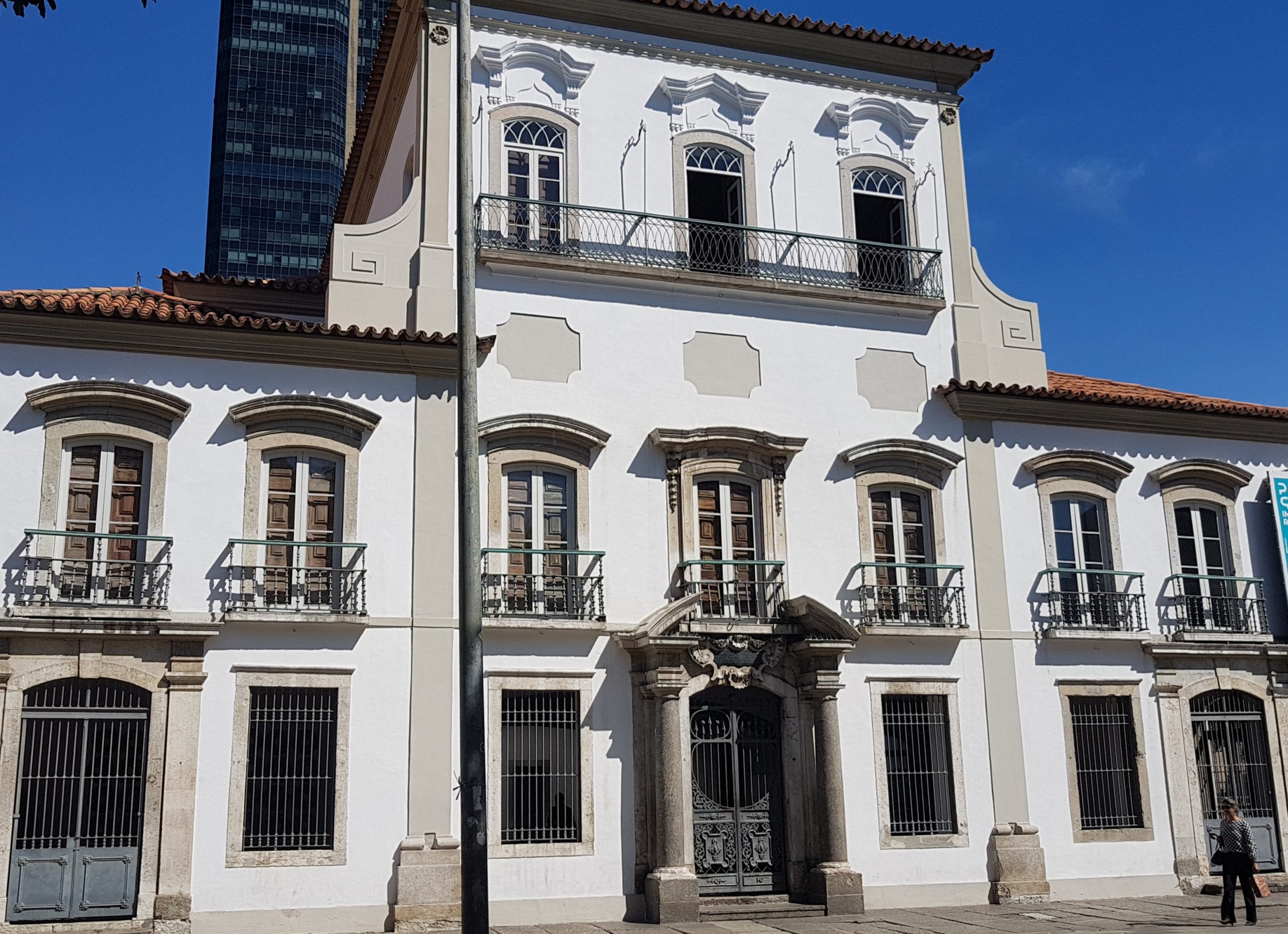 O Paço Imperial (de 1743), na Praça XV, com o prédio de 42 andares ao fundo: área histórico com agressão urbana (Foto: Oscar Valporto)