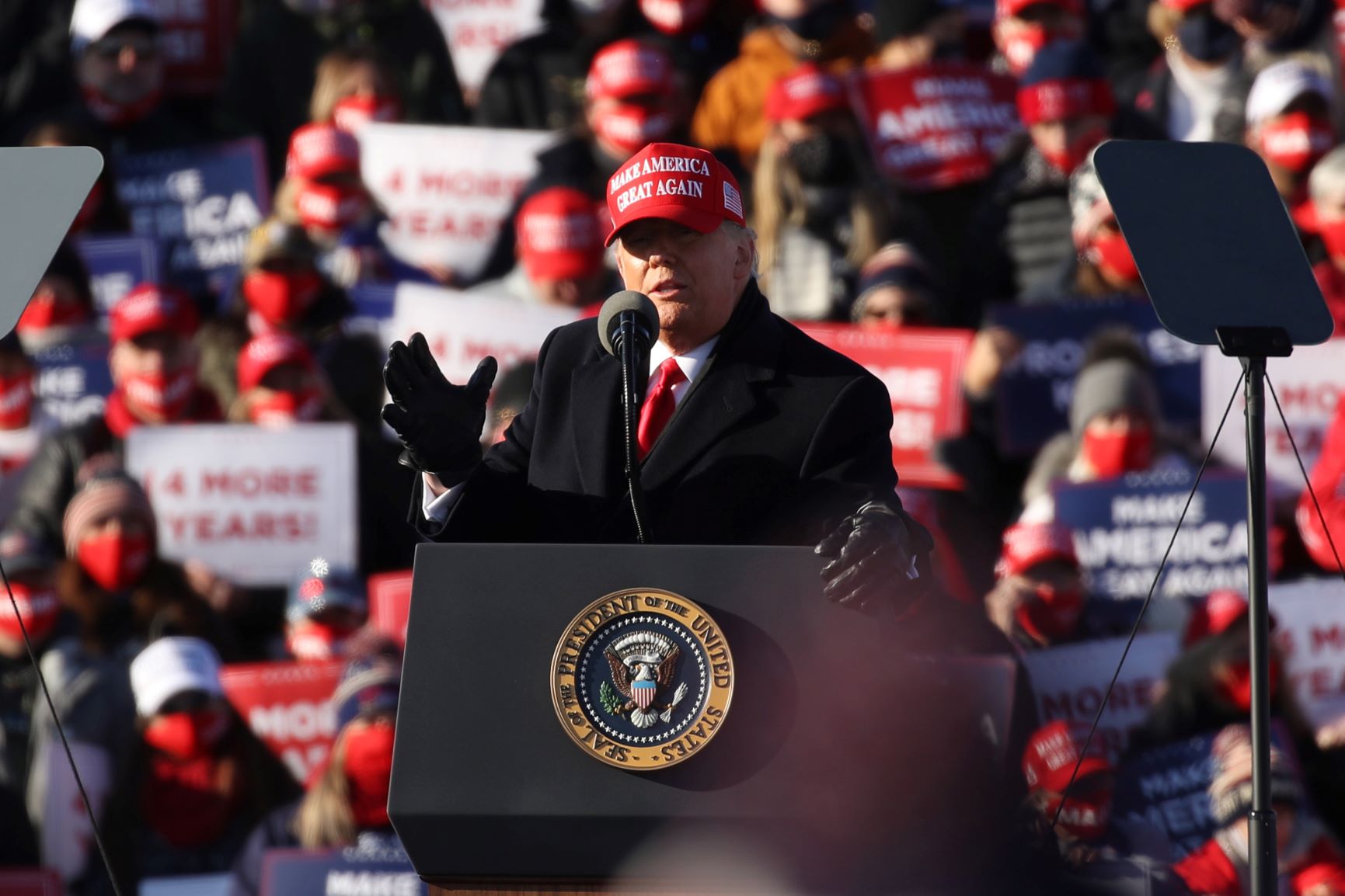 Comício de Trump com a defesa da grandeza da América e a prioridade aos americanos: imagem enfraquecida na medida que a agenda “America First”, substitui o internacionalismo na política externa americana (Foto: Spencer Platt/AFP)