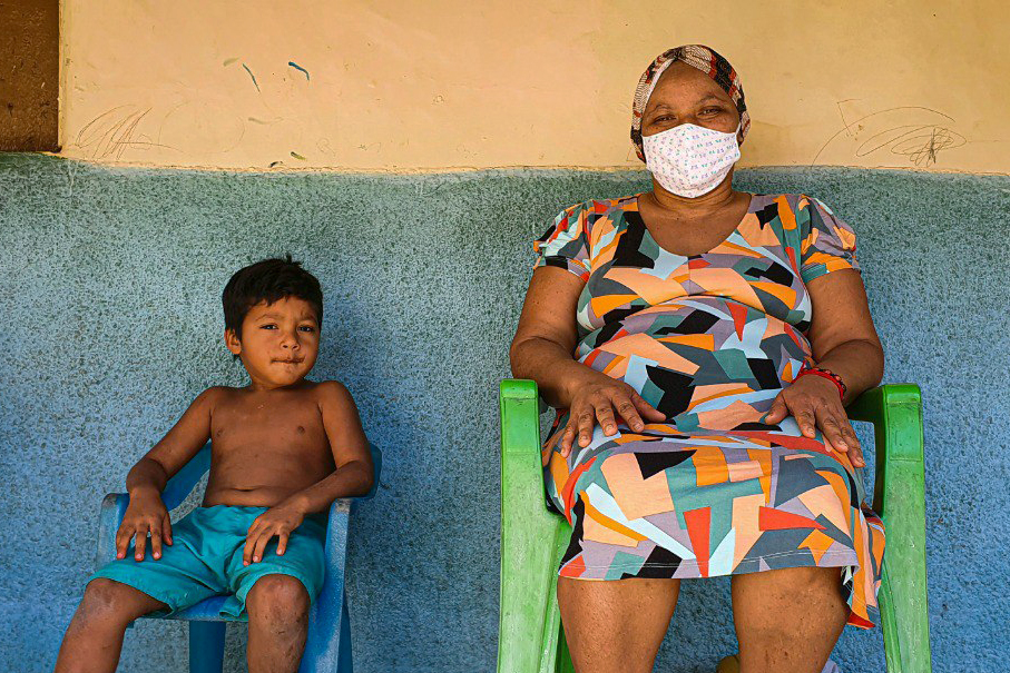 Henrique Leonardo e Rosa na frente de casa no sertão do Ceará: dificuldade para tomar conta do menino durante pandemia e recuperação de cirurgia (Foto: Felipe Azevedo/Lição de Casa)