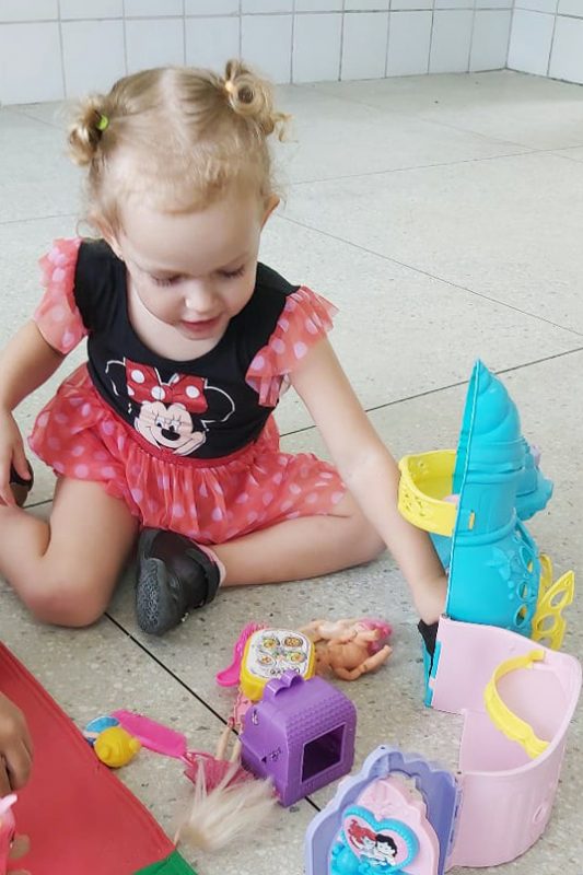Evelize brincando em casa: aulas suspensas até 2021 (Foto: Arquivo Pessoal)