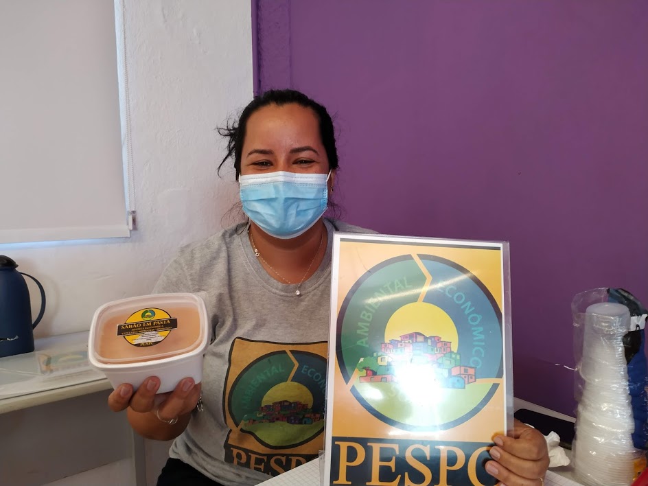 Joana Almeida e o sabão produzido pelos voluntários do Pespc - Projeto de Educação Social e Pensamento Consciente: distribuição na comunidade para divulgar produto (Foto: Arquivo Pessoal)
