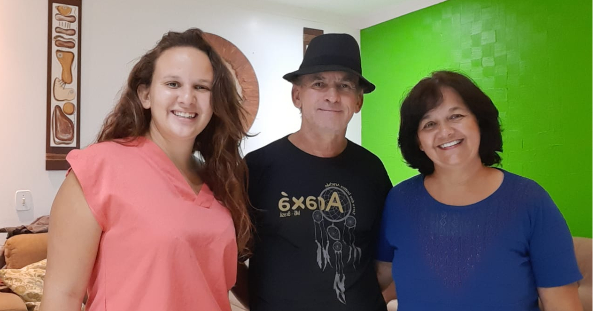 Vãnia, com o marido e a filha, já acolheu dois bebês: "“Conforme vai passando o tempo, a gente vai aprendendo a desapegar" (Foto: Arquivo Pessoal)