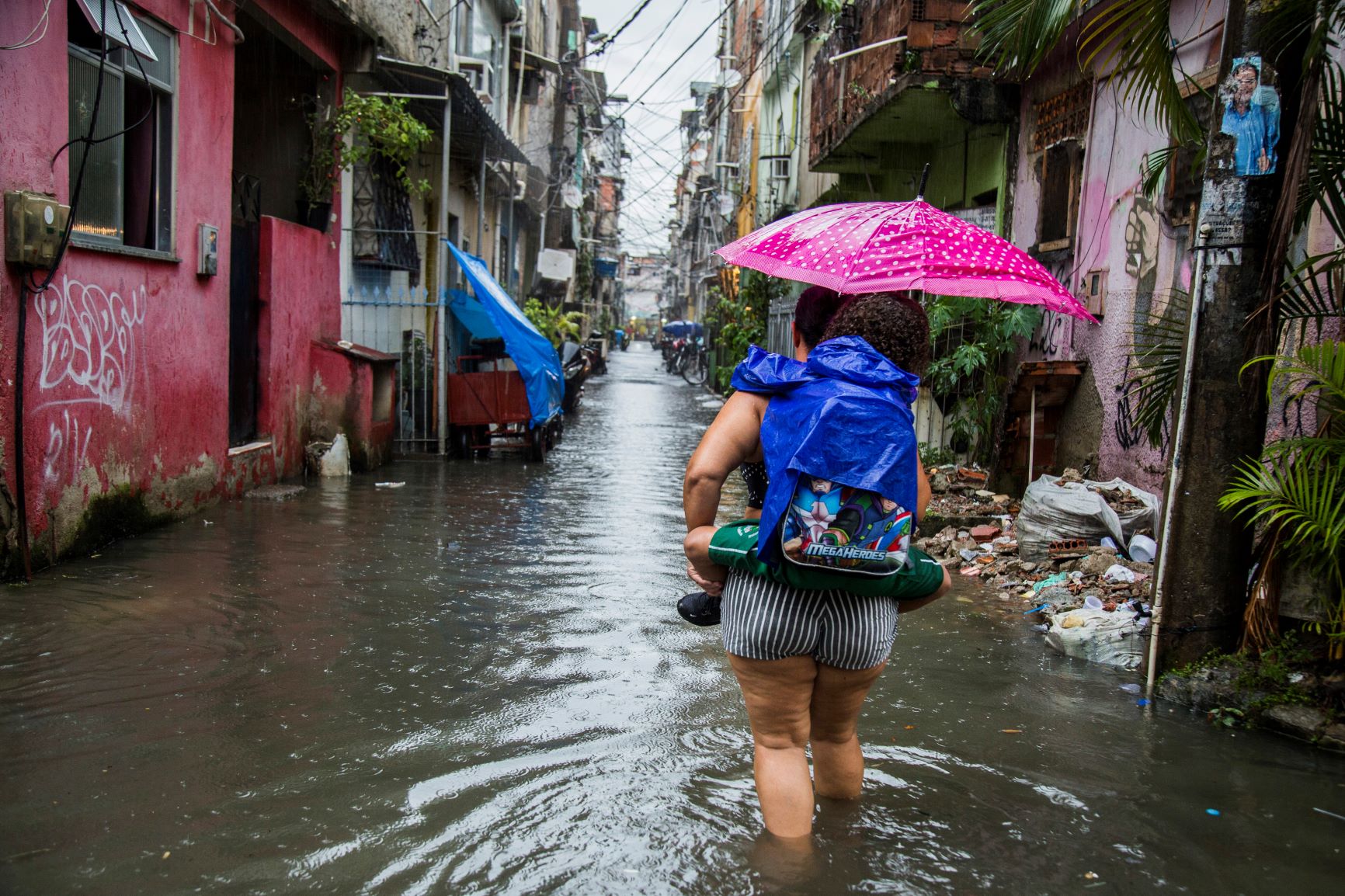 Maré inundada pela chuva: falta de estrutura de saneamento e coleta de lixo precária prejudicam moradores e poluem Baía de Guanabara (Foto: Elisângela Leite/Casa Fluminense)