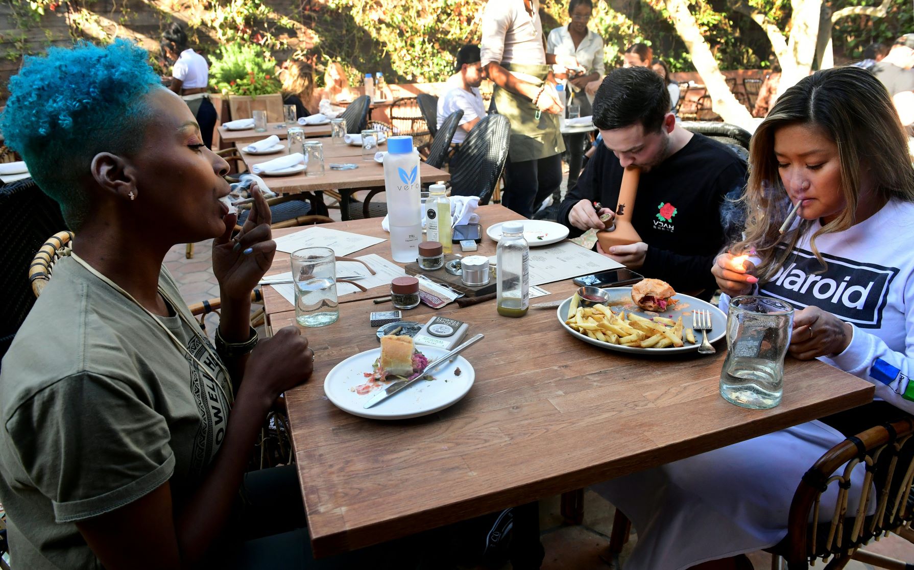 Consumo legal de maconha em café em Los Angeles, na Califórnia: com votação de terça, já são 15 estados (um terço da população americana) com uso recreativo legalizado (Foto: Frederic J. Brown/ AFP)