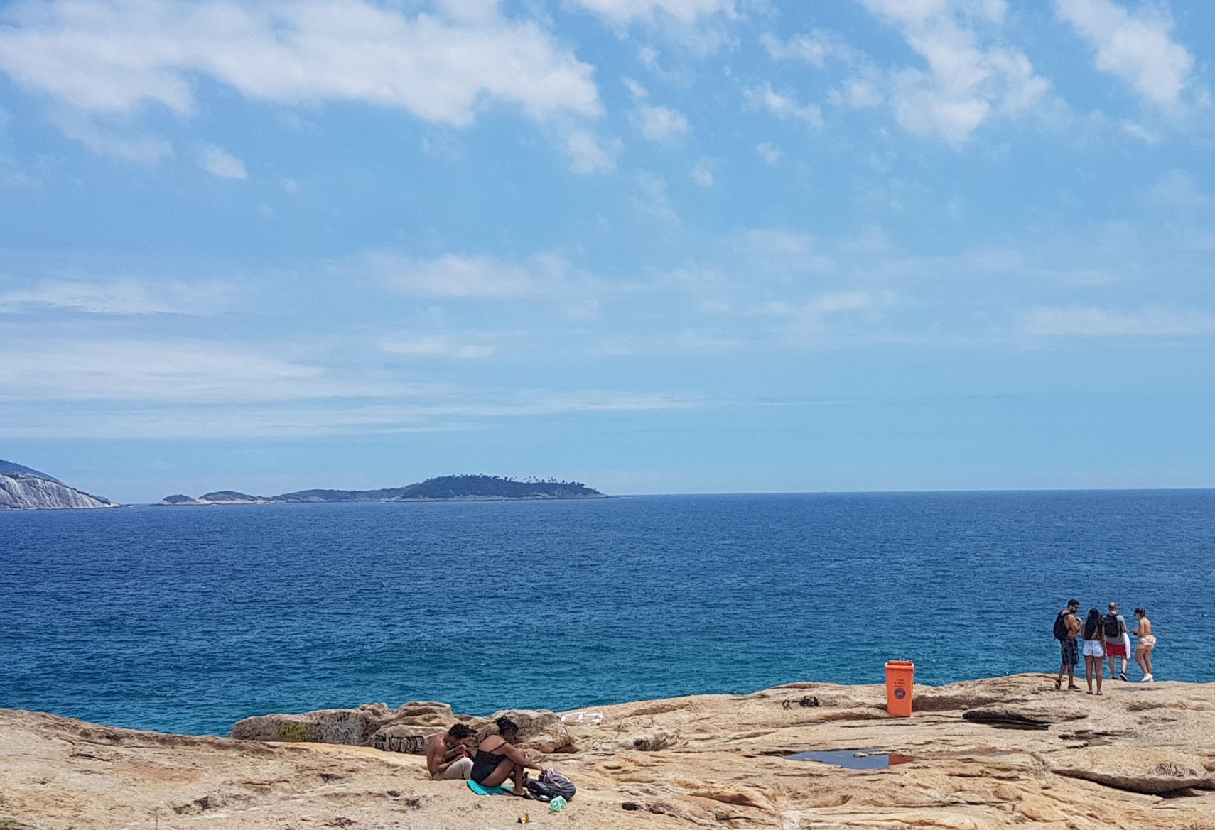 Baleias - indiretamente responsáveis pelo batismo da Pedra do Arpoador no século 19 - são agora muito raras neste trecho de mar até as Ilhas Cagarras (Foto: Oscar Valporto)