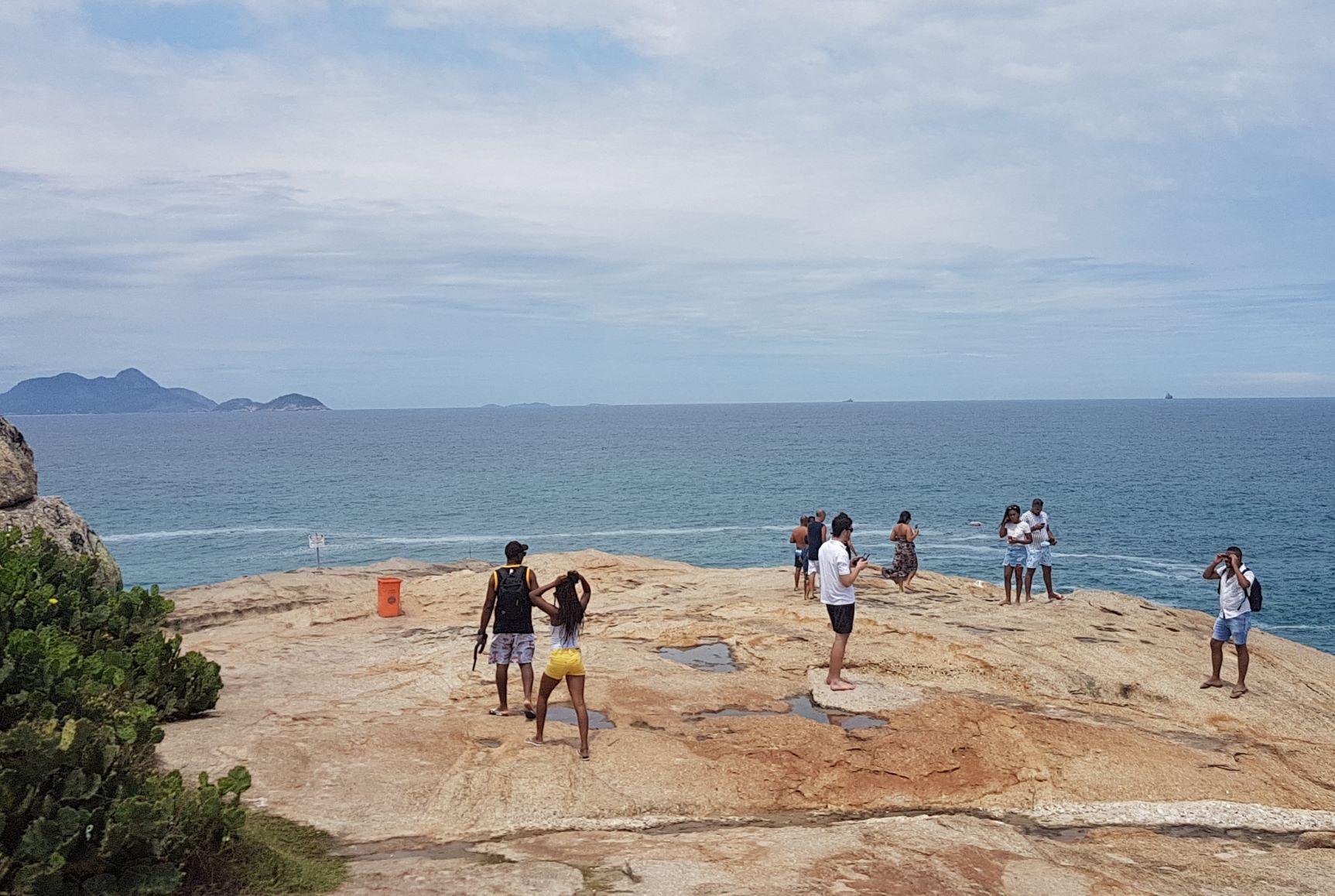 Turistas na ponta da Pedra do Arpoador: lugar ganhou o nome por ser ponto de encontro de caçadores de baleias quase dois séculos atrás (Foto: Oscar Valporto)