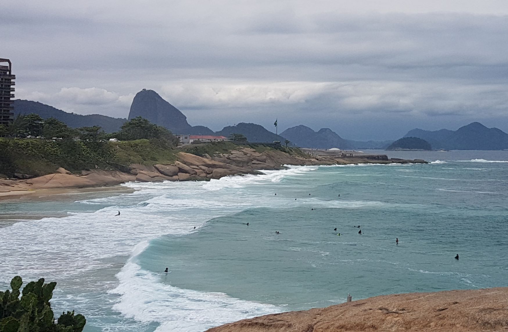 Surfistas na Praia do Diabo, onde a vista da pedra alcança o Forte Copacabana e o Pão de Açúcar: pranchas no mar são parte do cenário há 60 anos (Foto: Oscar Valporto)