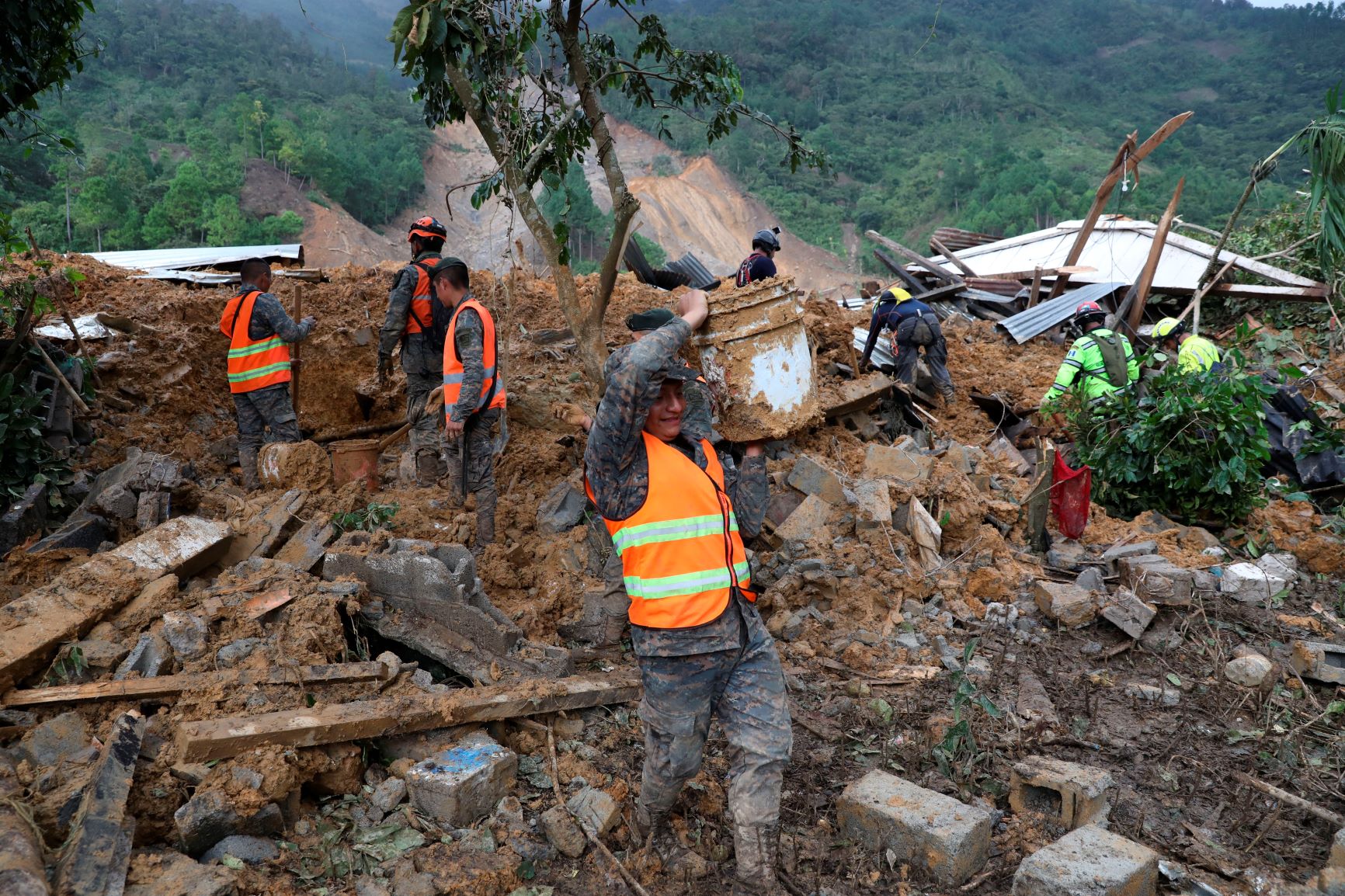 Soldados e bombeiros tentam resgatar sobreviventes após deslizamento de terra na passagem do furacão Eta pela Guatemala: pelo menos, 150 mortos e desaparecidos no município de San Cristóbal Vazques (Foto: Esteban Biba/AFP)